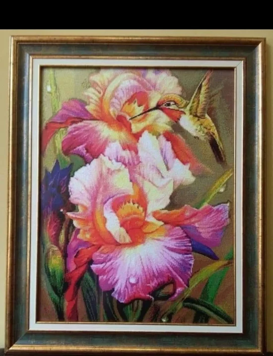 Колибри сред ириси