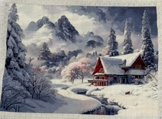 Къщичка сгушена в снега