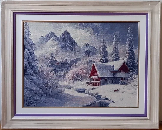 Къщичка сгушена в снега