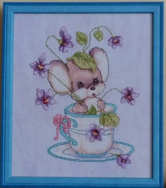 Лилаво мишле в чашка