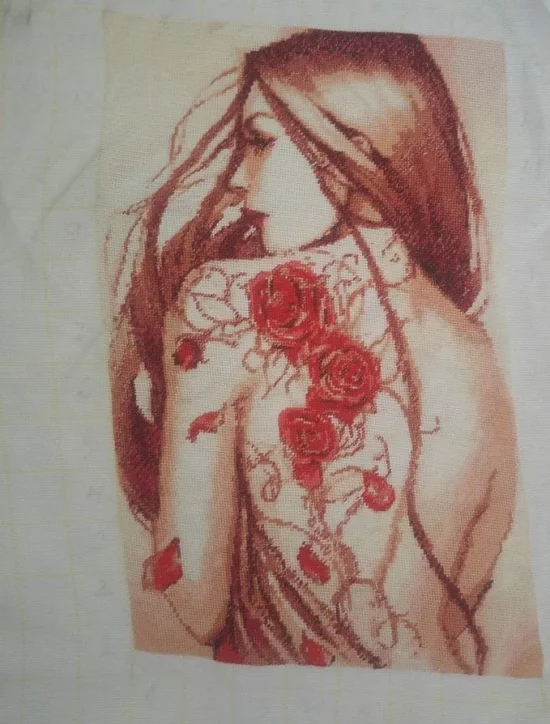 Момиче с татуировка роза