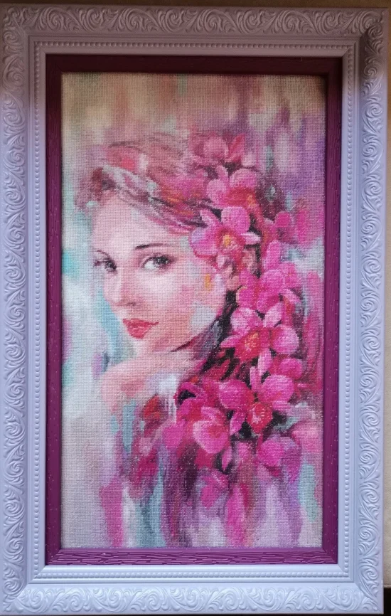 Момиче с орхидеи