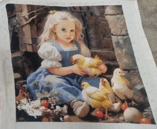 Момиченце с пиленца